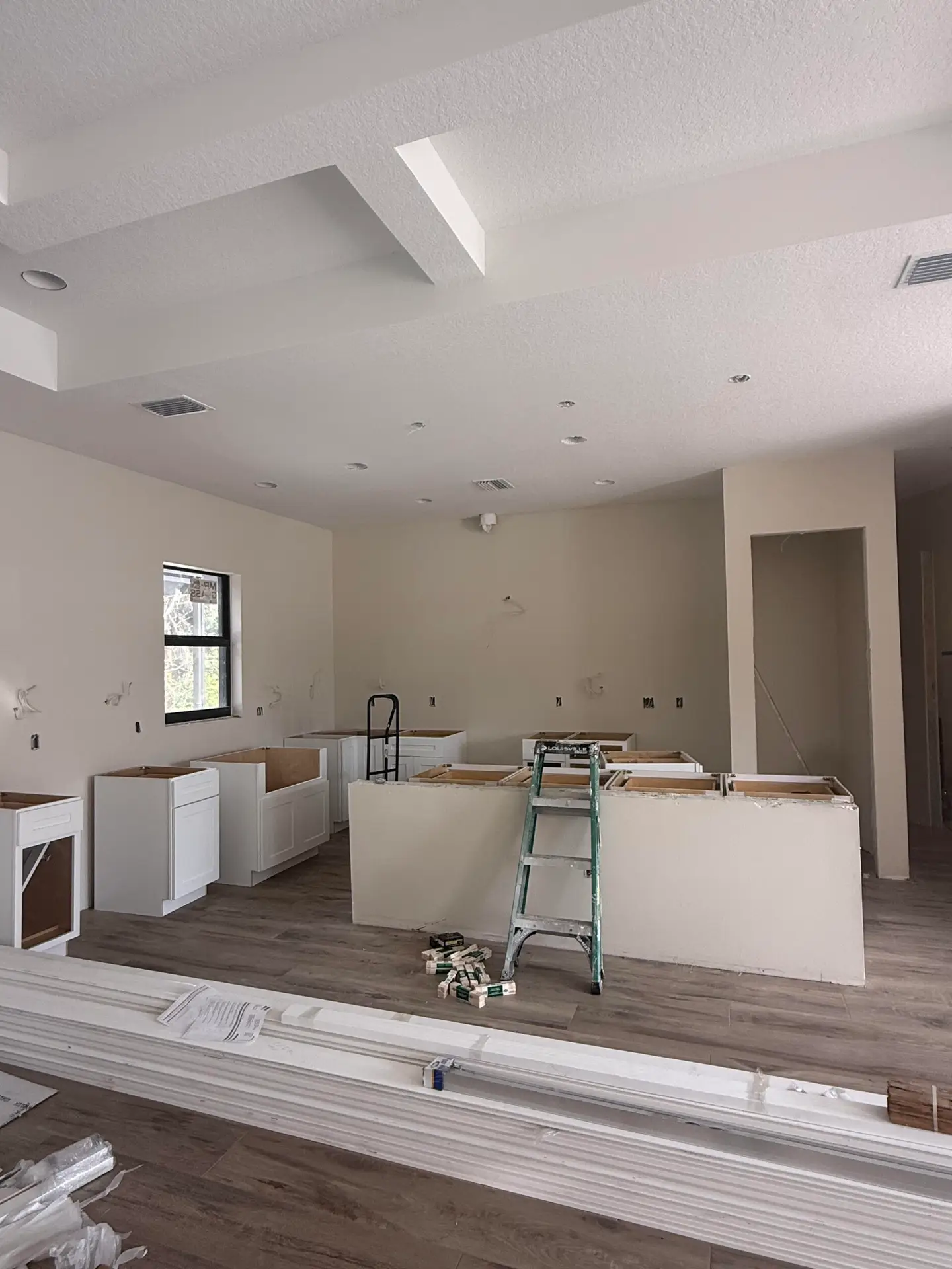 Kitchen cabinets and backsplash coordination in Venice, FL